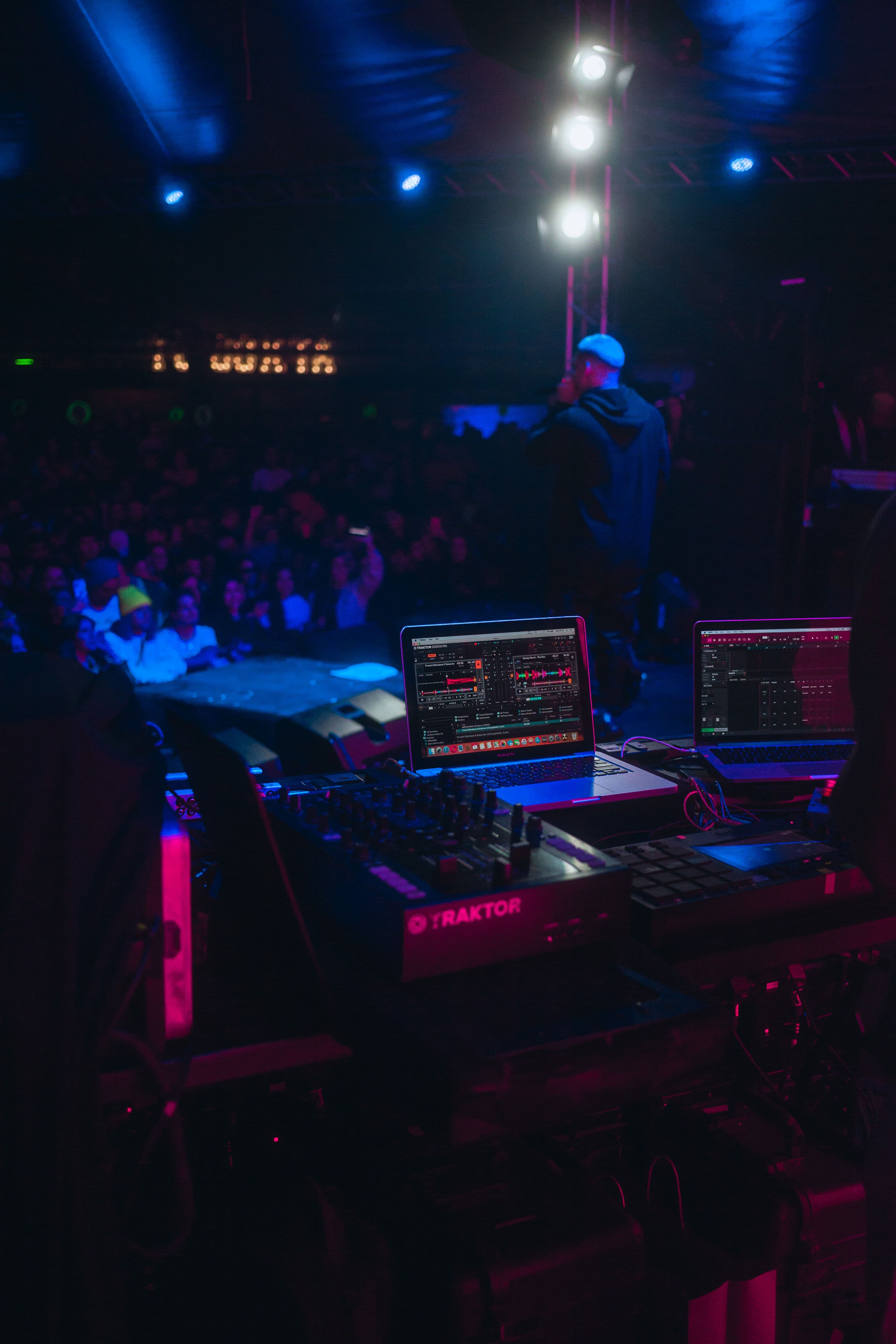 Pioneer DJ DDJ-FLX4 controller and mixing equipment