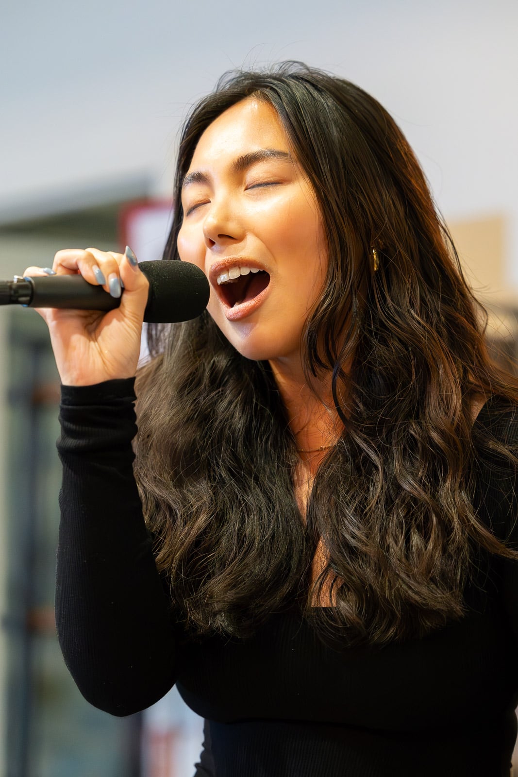 Adult voice student singing at the microphone with an accompanist at Musicians Playground